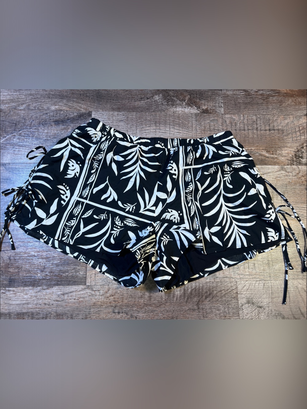 Black & White M women’s tie-side shorts